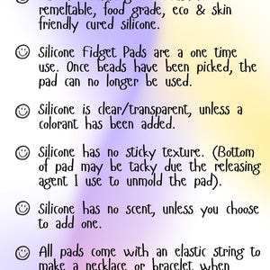 Puede incluir: Texto sobre un fondo colorido que dice "Silicone Fidget Pads". El texto describe las almohadillas como no reutilizables, de calidad alimentaria y respetuosas con la piel. Las almohadillas son transparentes a menos que se agregue colorante y no tienen olor a menos que se agregue. Vienen con una cuerda el&aacute;stica.