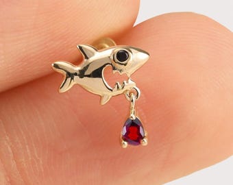 Pendiente colgante de oro macizo de 14 quilates con forma de tiburón y granate, pendiente de cartílago de espinela negra para hélix y lóbulo de la oreja, piercing plano sin rosca con forma de pez y piedras preciosas.