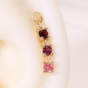 Charm de oro macizo de 14 quilates con granate rodolita en forma de rook, charm de turmalina rosa degradada en forma de hélice, aro colgante para cartílago y ombligo en forma de hélice.