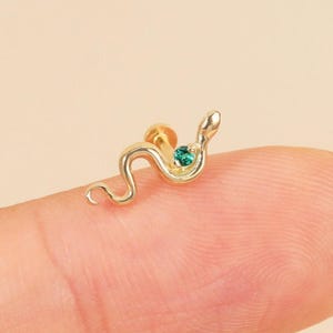 Pendiente de serpiente con esmeralda en oro macizo de 14 quilates, piercing para trago y hélix con gema animal, pendiente de serpiente con parte trasera plana para cartílago, pasador de presión para labio y lóbulo de la oreja con forma de caracol.