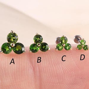 Brinco de ouro maciço 14K com flor triangular em diopsídio, piercing sem rosca para cartilagem, concha, trevo da sorte, hélix ou tragus.