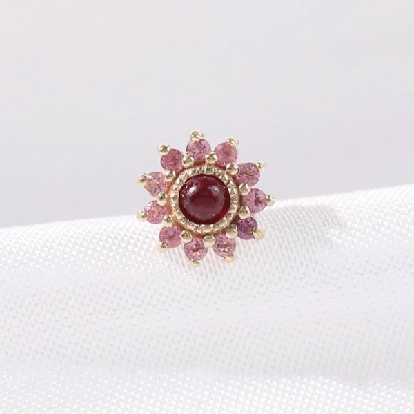 Orecchino a forma di fiore in oro massiccio 14 carati con rubino e tormalina rosa, perno per cartilagine con elica a forma di girasole, piercing a conchiglia floreale con parte posteriore piatta, perno a pressione senza filettatura