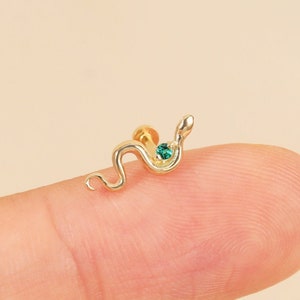 Orecchino a bottone piatto con cartilagine di serpente e smeraldo in oro massiccio 14 carati, perno con trago e elica in smeraldo animale, lobo dell'orecchio e labret a pressione con pietra preziosa a forma di conchiglia di serpente.