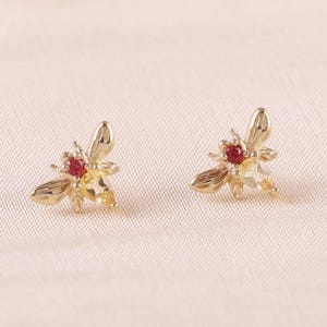 14-karatowe złoto z cytrynem pszczelim i kolczykiem z szafiru, bezgwintowy piercing z kamieniem szlachetnym, chrząstka małżowiny usznej w kształcie ślimaka, płaski tył