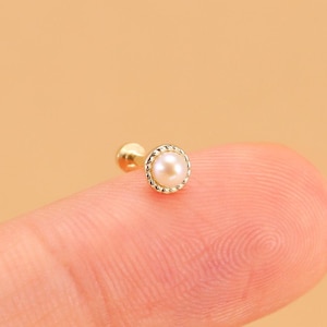 Brinco de pino sem rosca de pérola de água doce em ouro maciço 14K, delicado, cartilagem helicoidal, tragus, concha de pérola, lóbulo da orelha, nariz labret, parte traseira plana