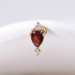 14K Solid Gold Granat mit Moissanite Knorpel Stud, Pear Cut Edelstein Helix Lobe Piercing, Diamant Conch Tragus Nase Flat Back Ohrring