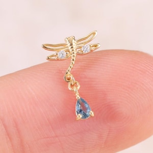 Brinco de cartilagem em formato de libélula em ouro maciço 14K, piercing de lóbulo de orelha em hélice com topázio azul londrino, pino de moissanita sem rosca e com parte traseira plana