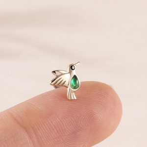 Orecchino in oro massiccio 14K con colibrì e onice nero con smeraldo, perno a forma di elica a forma di animale, orecchino a perno con conchiglia in pietra preziosa, piercing a perno con parte posteriore piatta