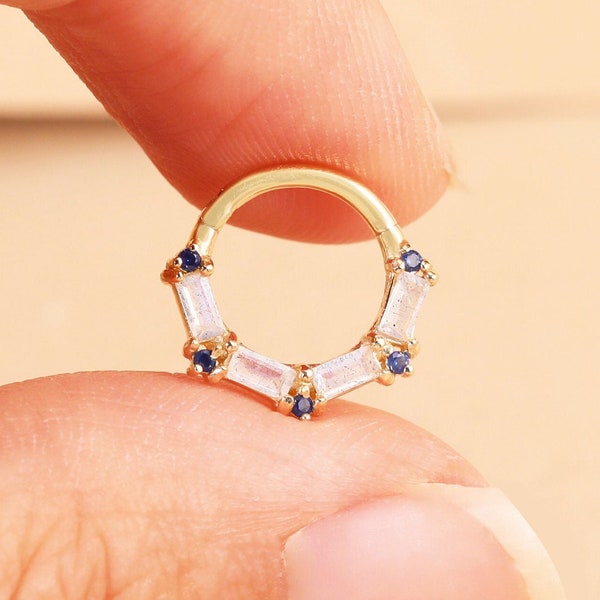 Anello per il naso setto in oro massiccio 14 carati con labradorite e zaffiro, anello con segmento incernierato in pietra preziosa, anello per daith, anello per cartilagine, anello per elica Huggie 16 g