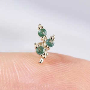 Ohrring mit Blattmoos-Achat, 14 Karat massives Gold, flacher Verschluss, Tragus-Helix-Knorpel-Piercing, Nasen- und Ohrläppchenstecker von LeiTjewelry