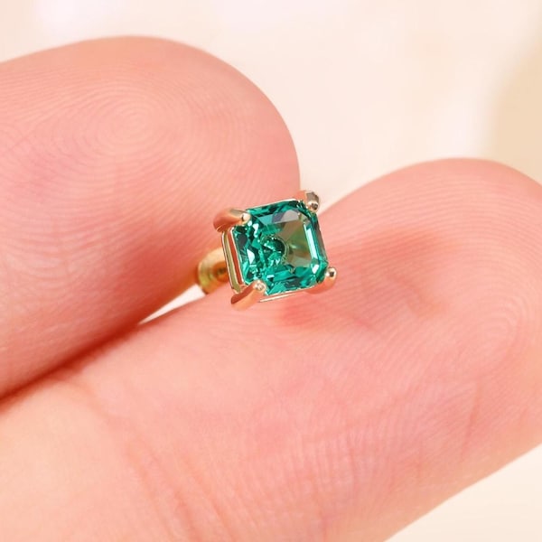 Orecchino a perno quadrato con smeraldo in oro massiccio 14K, orecchino a perno senza filettatura con smeraldo, orecchino a fondo piatto, orecchino a perno con elica e conchiglia