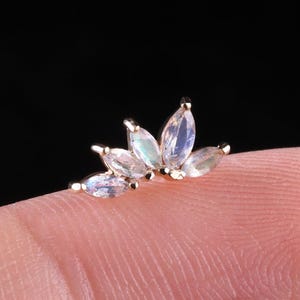 Piercing per cartilagine in oro massiccio 14 carati con labradorite floreale, pietra preziosa a forma di ventaglio, elica a conchiglia, senza filettatura, con perno posteriore piatto, effetto arcobaleno.