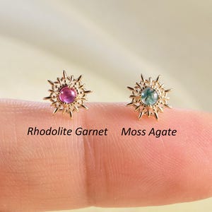 Orecchino a bottone senza fili in oro massiccio 14k con agata muschiata, orecchino a bottone con cartilagine in granato rodolite, orecchino a conchiglia, orecchino a bottone con elica e trago in agata muschiata