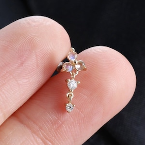 Pendiente de oro macizo de 14 quilates con tres pequeñas esferas de piedra lunar y moissanita. Pendiente de cadena simple con moissanita. Pendiente con parte trasera plana.