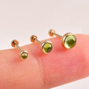 Or massif 14 carats péridot sans filetage labret punaise ronde fine pierre précieuse Cartilage hélice péridot boucle d'oreille tragus goujon vissé boucle d'oreille 20G
