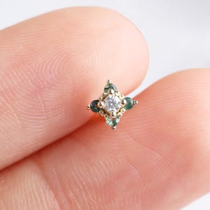 Pendiente de oro macizo de 14 quilates con ágata musgosa y moissanita, piercing para lóbulo de oreja, hélice y caracola con flores, pasador sin rosca para cartílago y trago