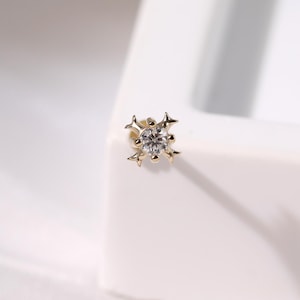14 kt massief gouden moissaniet maan en ster terugduwen, minuscule maankraakbeen draadloze pin oorbel, helix conch tragus labret oorlel piercing