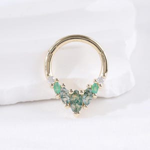 Piercing de argola para nariz em ouro maciço 14K com crisópraso verde e anel de septo com diamante Huggie e cluster de moissanita em ouro verdadeiro
