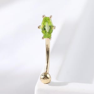 Piercing de ombligo con gema verde en forma de torre de peridoto en oro macizo de 14 quilates, piercing para ceja con gema verde en forma de torre, piercing para ombligo con piedra de corte cometa, joyería con piedra natal de agosto.