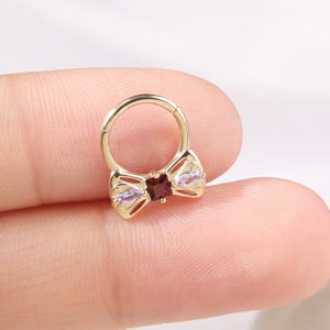 Pendiente de clic de granate y tanzanita en oro macizo de 14 quilates, anillo de lazo para cartílago y tabique de oro auténtico, piercing de clic de aro Daith con gema natural.