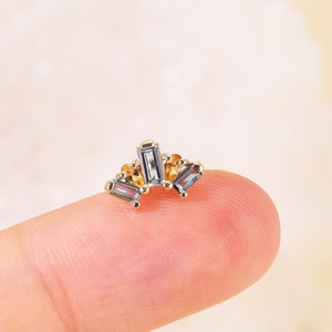 Pendiente escalador de topacio azul suizo de oro macizo de 14K, topacio azul de Londres con perno de cartílago de citrino, perno sin rosca de piedra preciosa, pendiente de espalda plana