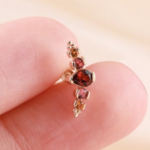 Pendiente trepador de oro macizo de 14 quilates con granate y zafiro naranja, broche sin rosca de citrino para cartílago de hélice y labret de oro con forma de concha.