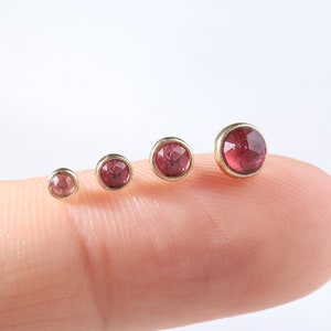 14K Solid Gold Pink Tourmaline Push Pin Stud, Złoty Labret Rose Cut Chrząstka Helix Kolczyk, Płatek Ucha Tragus Conch Płaski Tył Piercing