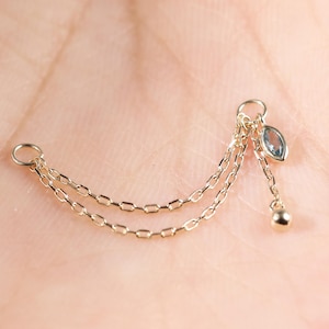 Anhänger aus 14-karätigem Gold mit London Blue Topas, verziert mit einem marquisegeschliffenen Edelstein an einer Kabelkette, sowie einem doppellagigen Kugel-Klickverschluss.