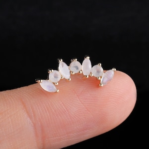 Piercing para cartílago con tiara de piedra lunar en oro macizo de 14 quilates, pendiente con pasador sin rosca para lóbulo de hélice en forma de corona, pendiente con gemas de oro auténtico en la parte posterior plana.