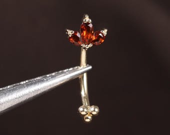 Orecchino a forma di rook con fiore di granato in oro massiccio 14 carati, grappolo di perline di pietre preziose a forma di marquise, bilanciere curvo, piercing per sopracciglio, gioiello con filettatura interna