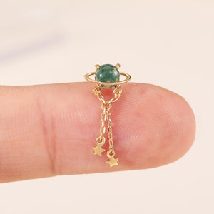Aretes de oro macizo de 14 quilates con diseño de planeta de ágata musgosa y estrella colgante con cierre a presión, cadena colgante celestial para el lóbulo de la oreja, sin rosca.