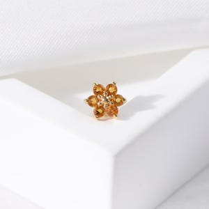 14 kt massief gouden bloemen citrien kraakbeen piercing, echt gouden bloemvormige tragus platte achterkant oorbel, conch helix oorlel draadloze pin stud