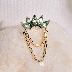 Pendiente colgante de oro macizo de 14 quilates con ágata musgosa y doble cadena para cartílago, hélice, trago, caracola y parte trasera plana.