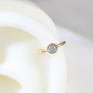 Boucle d'oreille sans couture en or massif 14 carats avec lunette festonnée en alexandrite, bague de ventre Huggie Daith avec pierres précieuses cabochon, bijoux de piercing