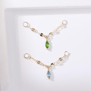 Pendiente de cadena con aro de diópsido en oro macizo de 14 quilates, piercing de cadena con forma de caracola y topacio azul suizo, conector de cadena colgante para cartílago de nariz de 14 quilates.
