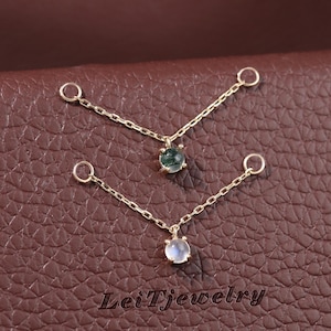 Örhänge i 14 karat massivt guld med mossagat/månstenskedja, piercing med ädelstenslänk, broskpiercing med conch-helixlob