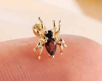 Ohrstecker aus 14-karätigem Gold mit natürlichem Granat und schwarzem Onyx, flacher Verschluss, geeignet für Helix- und Conch-Piercings mit natürlichem Edelstein von Leitjewelry.