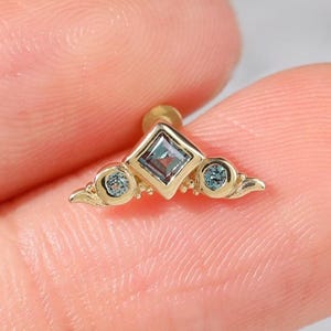 14Kソリッドゴールドアレキサンドライトピアス、ゴールドジェムストーントライアングルヘリックスピアス、ヘリックスクライマー軟骨スタッド、スレッドレスエンドフラットバックピアス