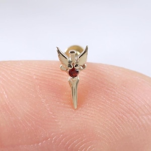 Piercing all'elica Sailor Moon in oro massiccio 14 carati con granato rosso, perno piatto con cartilagine e pietra preziosa Sailor Moon, perno a pressione senza filettatura labret con conch in oro