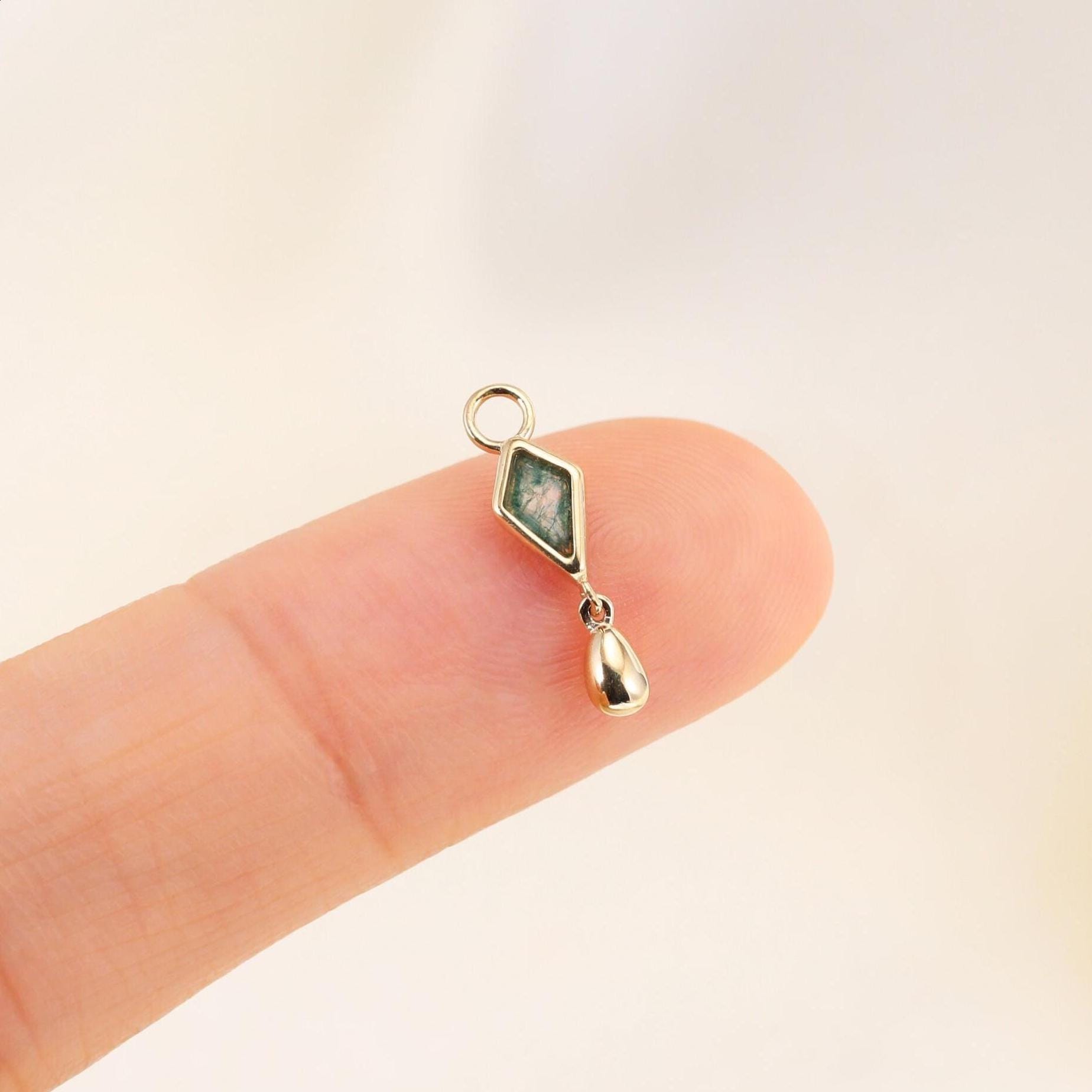 スーパーセール 半額タイムセール 14K Solid Gold Kite Moss Agate With Teardrop Charm, 14K アクセサリー