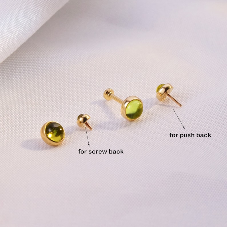 K&ouml;nnte beinhalten: Goldfarbene Ohrringe mit einem runden, hellgr&uuml;nen Edelstein. Das Bild zeigt drei verschiedene Ohrring-Stile: ein Stecker, ein Schraubverschluss und ein Push-Back-Verschluss. Der Text auf dem Bild lautet "for screw back" und "for push back".