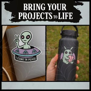 Pu&ograve; includere: Una tazza di ceramica bianca con manico nero e la scritta "But First, Coffee" in grassetto nero. La tazza &egrave; posta su uno sfondo sfocato, che suggerisce un'atmosfera accogliente.