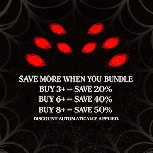 Pu&ograve; includere: Sfondo nero con un design a ragnatela e forme rosse a forma di occhio. Il testo recita "RISPARMIA DI PI&Ugrave; QUANDO ACQUISTI IN OFFERTA" con dettagli sullo sconto: Acquista 3+ risparmia il 20%, Acquista 6+ risparmia il 40%, Acquista 8+ risparmia il 50%. Sconto applicato automaticamente.