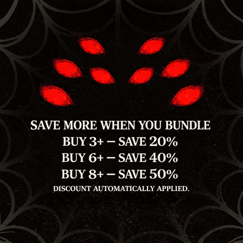 Pu&ograve; includere: Sfondo nero con un design a ragnatela e forme rosse a forma di occhio. Il testo recita "RISPARMIA DI PI&Ugrave; QUANDO ACQUISTI IN OFFERTA" con dettagli sullo sconto: Acquista 3+ risparmia il 20%, Acquista 6+ risparmia il 40%, Acquista 8+ risparmia il 50%. Sconto applicato automaticamente.