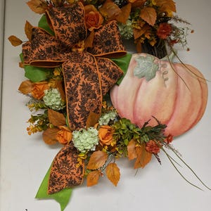 Ghirlanda autunnale fatta a mano con zucca e rose: decorazione autunnale per la porta