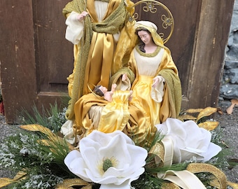 Gold und Elfenbein Krippendekoration mit Evergreen und Heiliger Familie