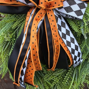 Handgemachter Türkranz in Orange, Schwarz & Harlekinschleife