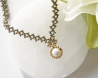 ''Elegance'' necklace in gold and black micro glass beads adorned with a shell pearl | Handmade Necklace | Gift for her