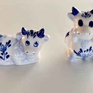 Delft Cow Salt and Peppers Shakers, Blue and White Dutch Porcelain, Delft Animals, Porcelain Miniature, Cow, Windmill