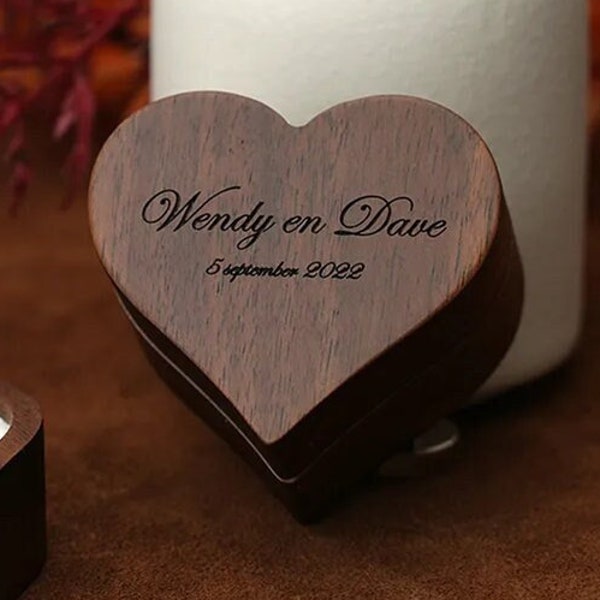 Herzförmige, personalisierte Ringbox, Herzform, Heiratsantrag, Hochzeitsgeschenk, herzförmige Ringbox aus Holz mit persönlicher Gravur von Name und Datum